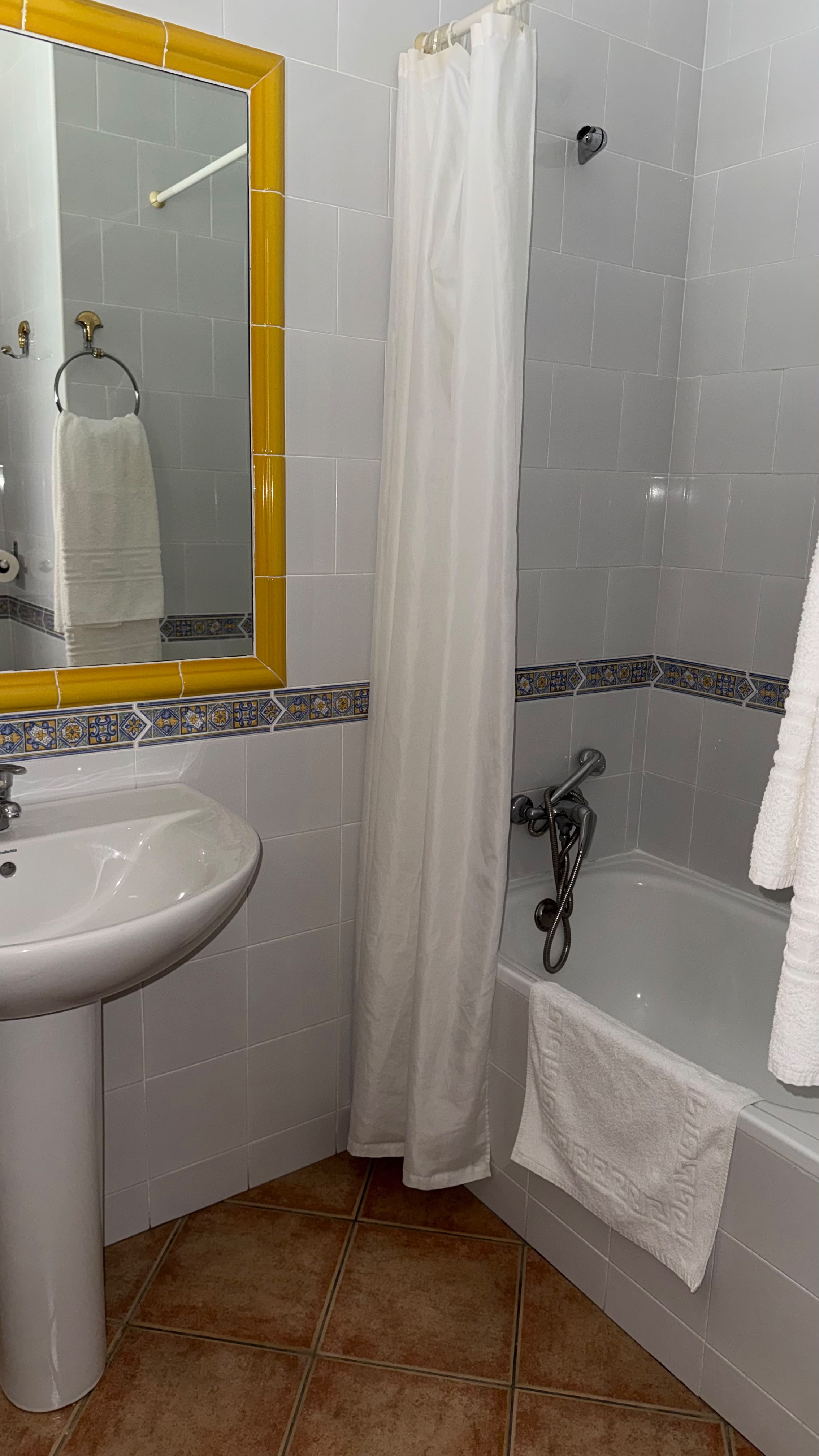 Baño con bañera y cortina de ducha en Hostal Santa Cruz