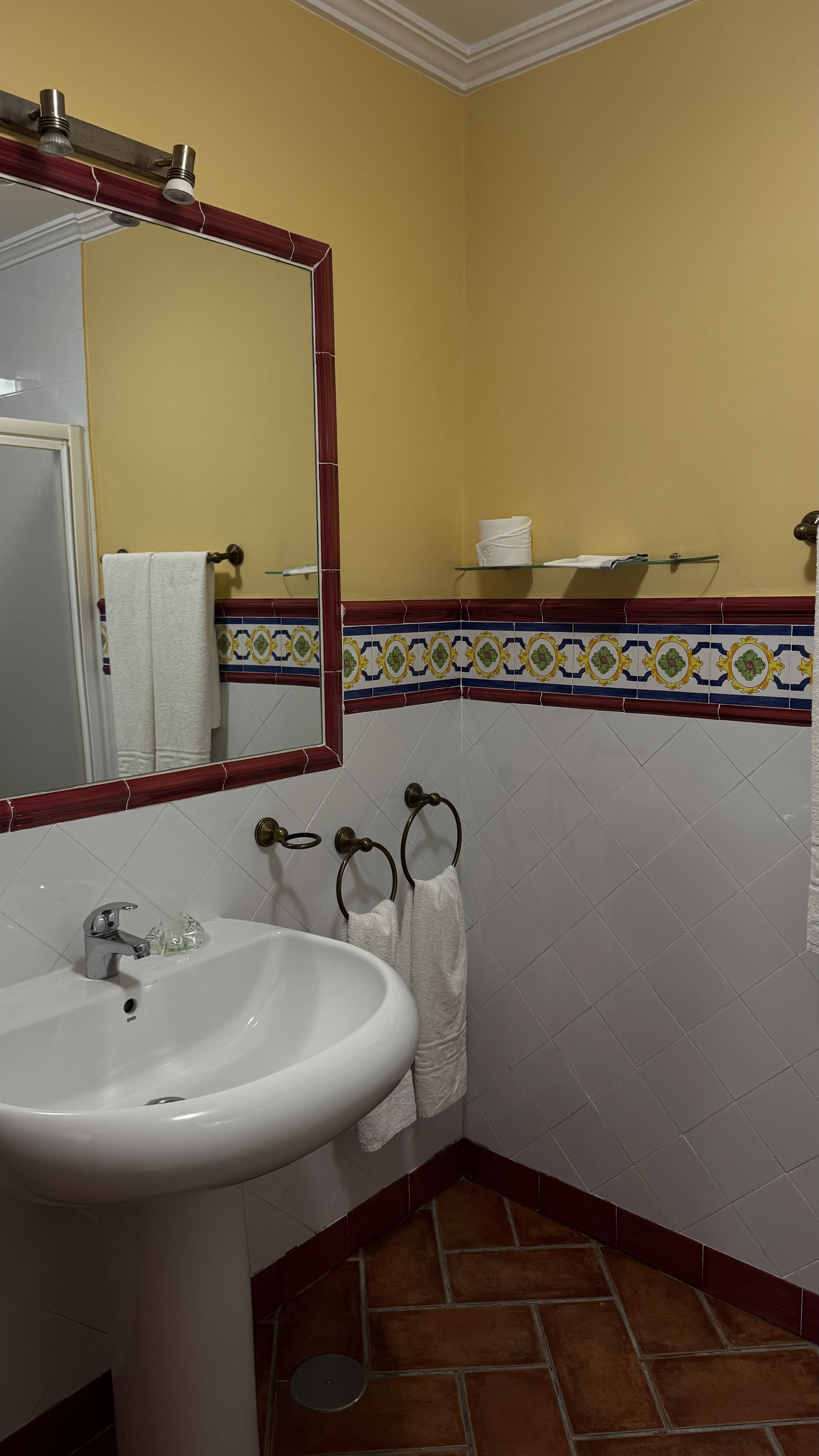 Baño con azulejería andaluza en Hostal Santa Cruz