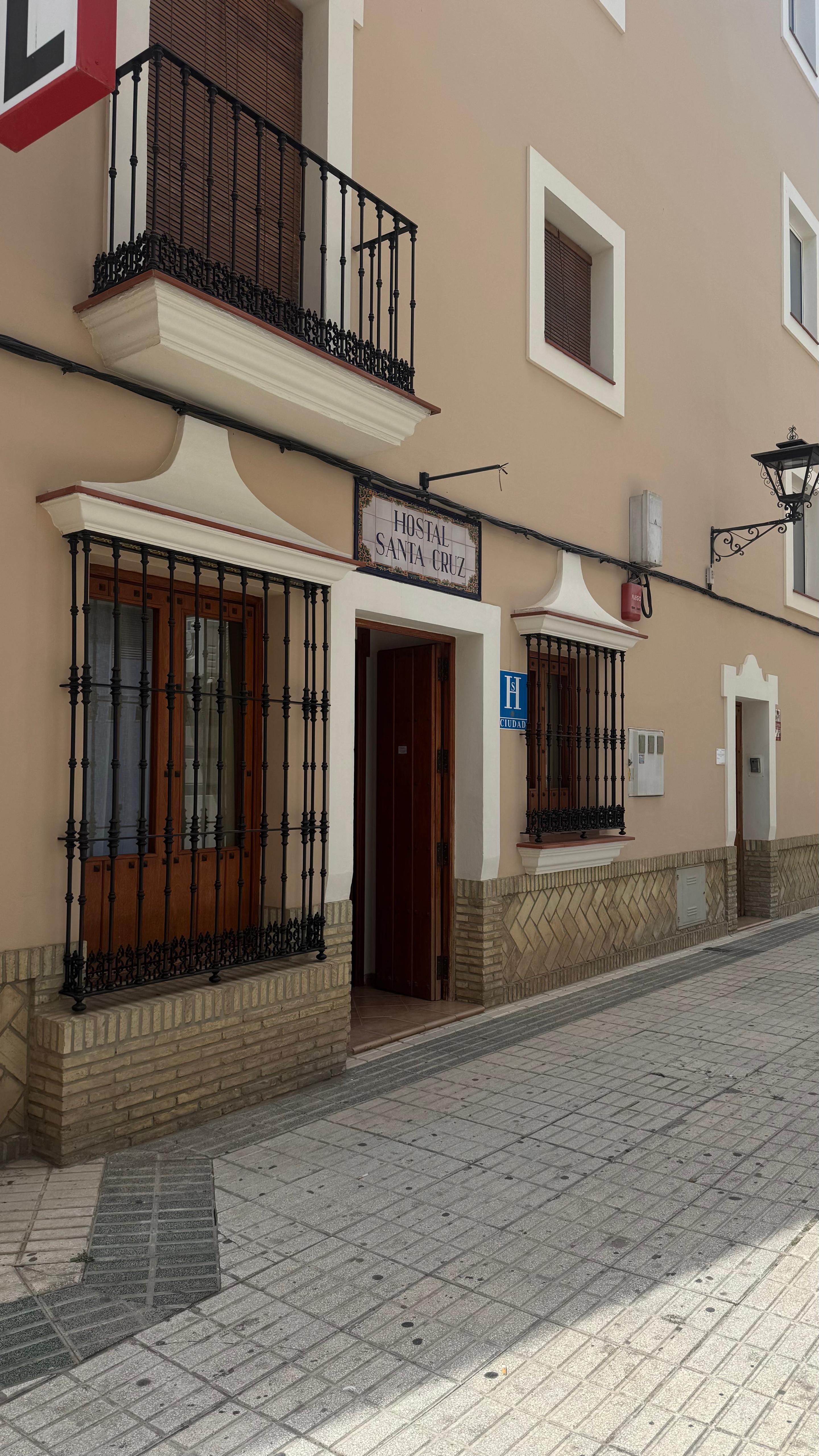 Fachada y entrada del Hostal Santa Cruz en Los Palacios y Villafranca, Sevilla