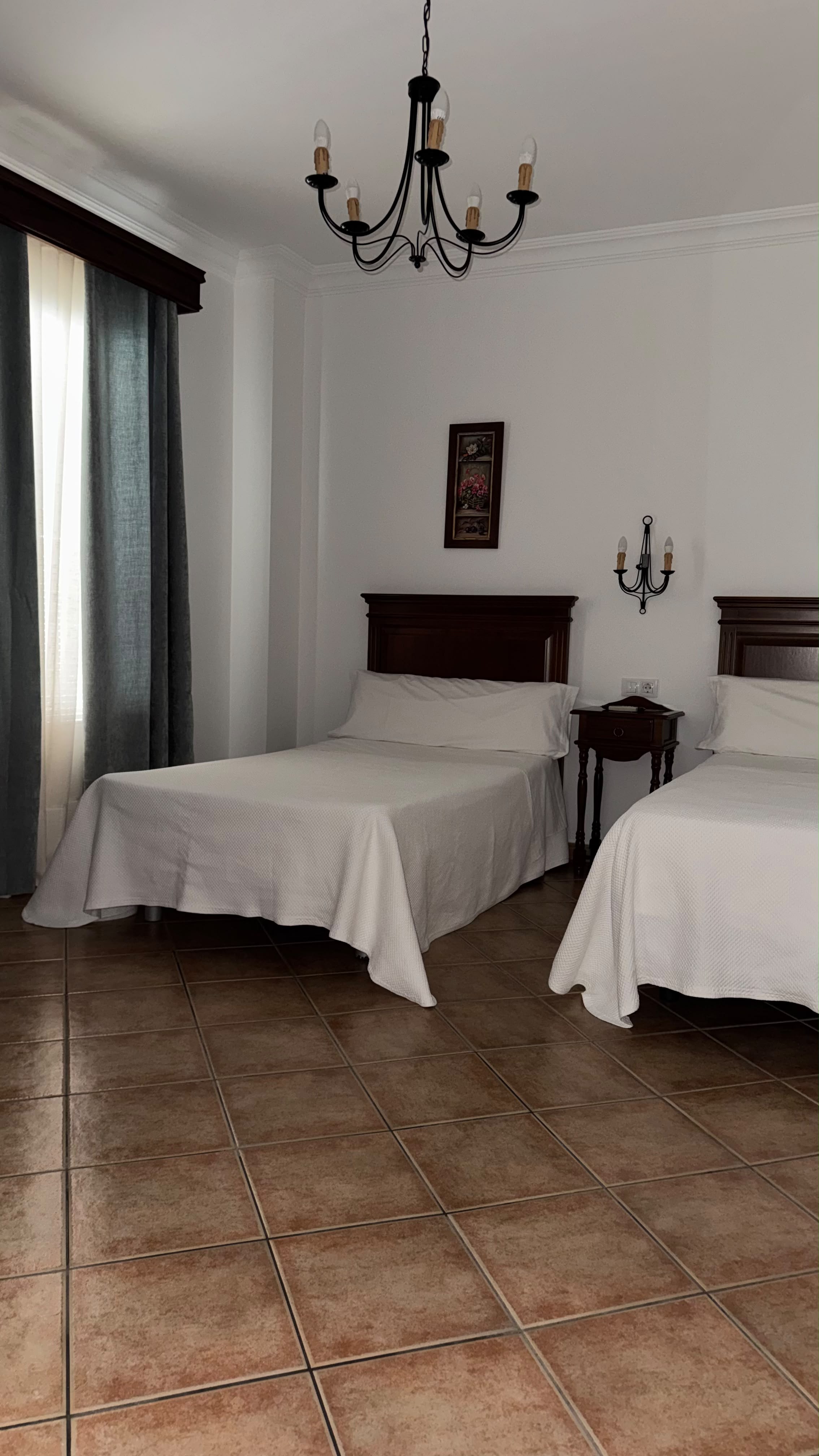 Habitación doble con ropa de cama blanca en Hostal Santa Cruz, Los Palacios y Villafranca